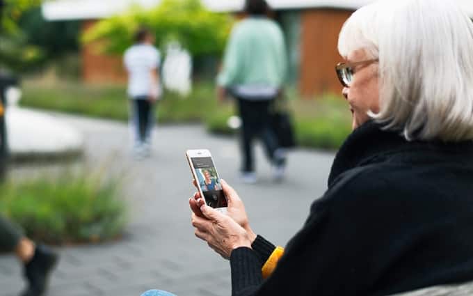 img_Older_lady_opening_the_door_with_KONE_Flow_app_Residential_Flow_680x425