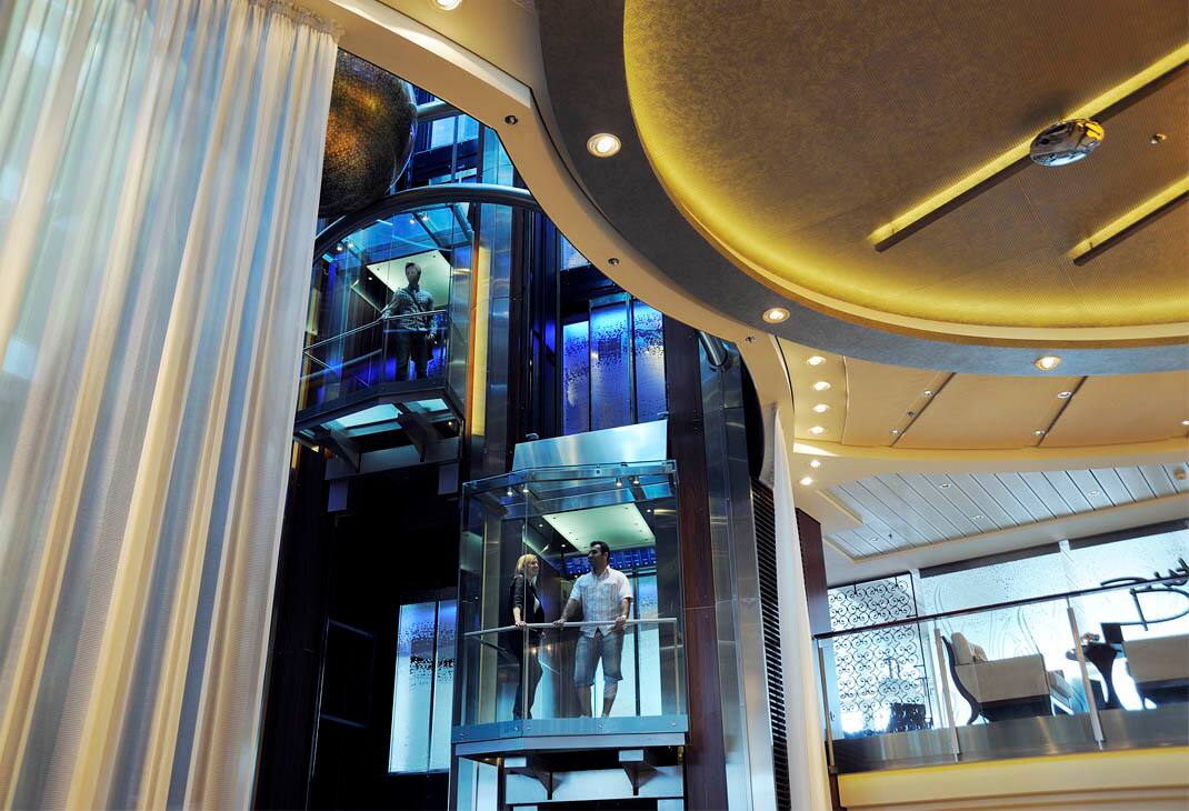 img_celebrity-eclipse-5_1070x730